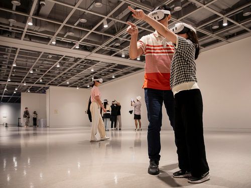ELEKTRA Virtual Museum — visiteuses et visiteurs en casques RV dans un espace d'exposition